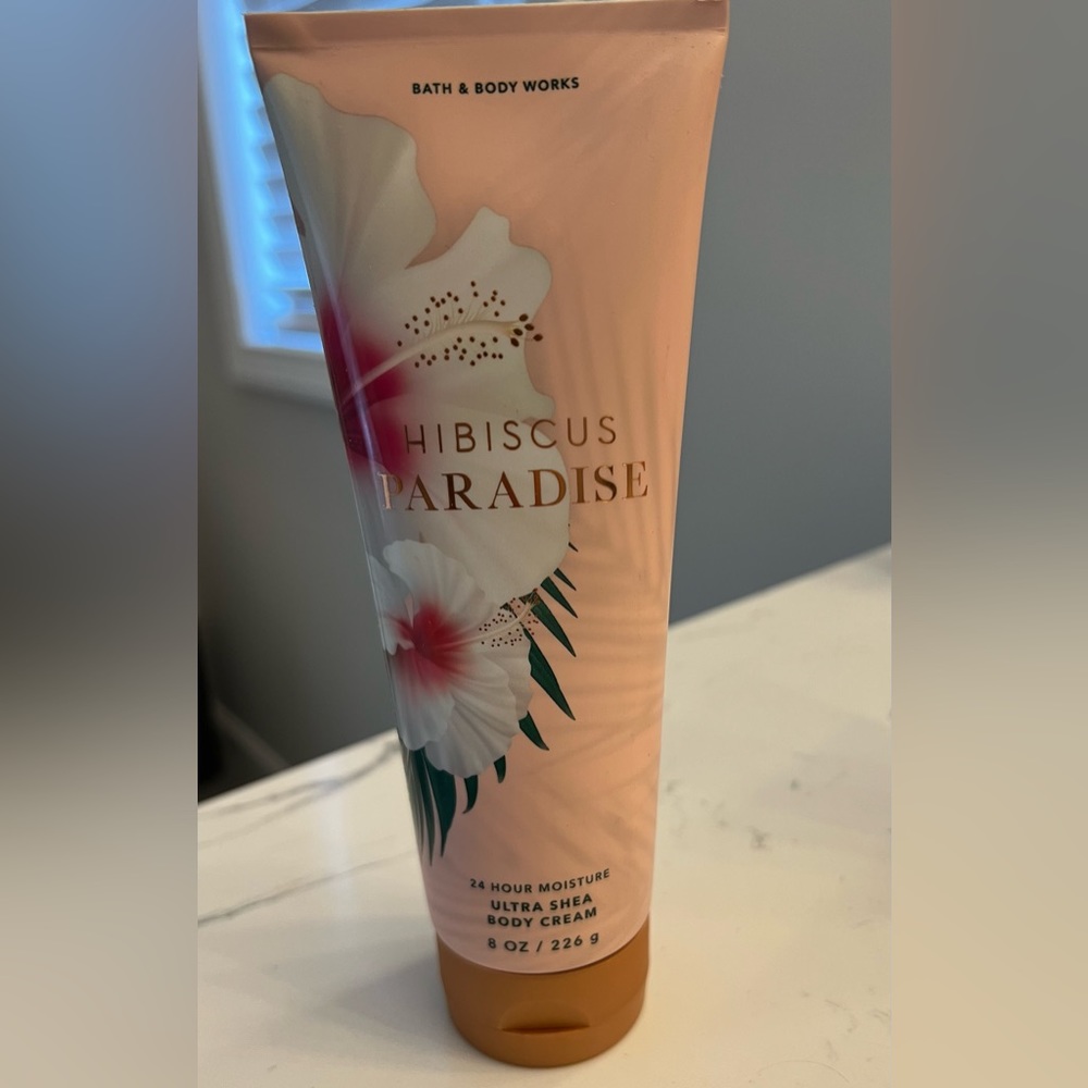 RARE SCENT** Bath and Bodyworks, hibiscus paradise, body cream.
